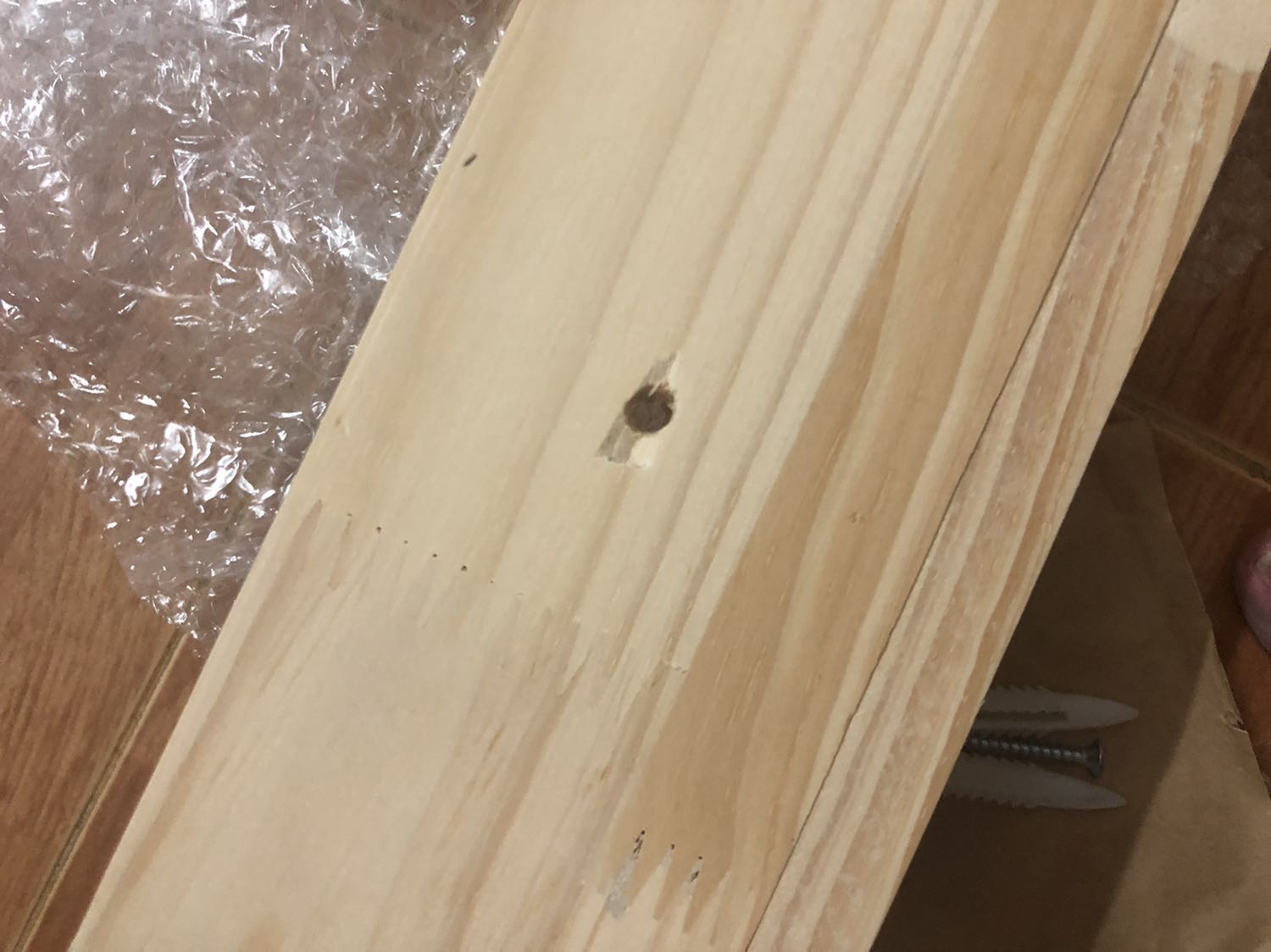 Màu không hề giống như ảnh, màu rất nhạt, gỗ cao su. Lỗ khoan sứt mẻ nữa chứ. Thất vọng toàn tập.