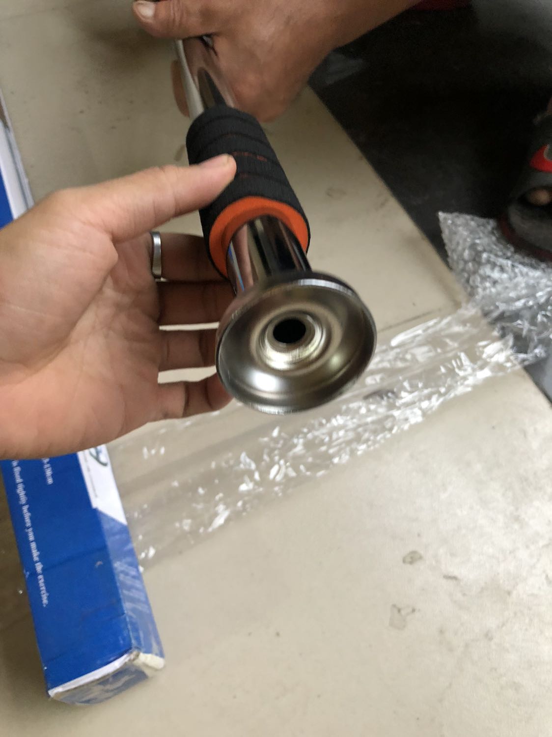 Cảm ơn shop nha mua về mở ra ưng quá đi giá OK mà chất lượng quá rẻ hơn ngoài 30k-50k ấy
- Về lắp tập gài lên rất chắc có phần xoáy gài thì hơi chật nhưng  do hàng mới dùng 1 thời gian sẽ xoáy dễ hơn 
- Mua về mà ba e cũng ưng tập xuốt thôi hihi mấy bữa nữa chắc đặt thêm 1 chiếc nữa cho ba em 
- Hàng chính hãng mà rẻ lại yên tâm vì có lỗi sản phẩm thì mình vẫn có thể đổi được ạ 
- Nói chung là hài lòng được mua rẻ mà đúng như shop mô tả cảm ơn shop và tiki sẽ ủng hộ dài dài 
Bác nào như e không có thời gian đến phòng tập thì đặt ngay một chiếc về đi tập mấy bữa mà cơ bắp cuồn cuộn luôn nha .HAHA