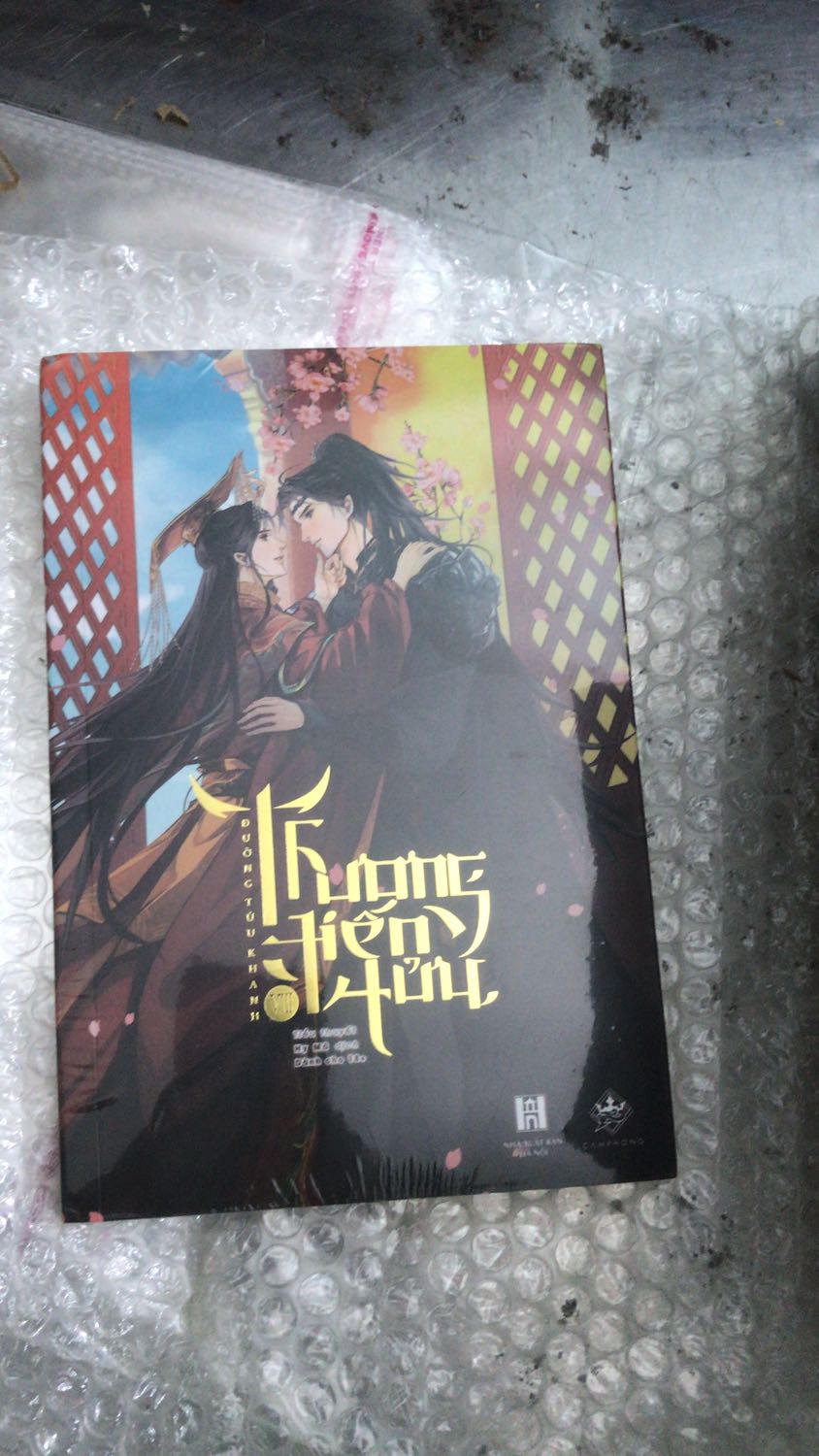 Bìa sách đẹp, giao hàng ổn và ko bị df