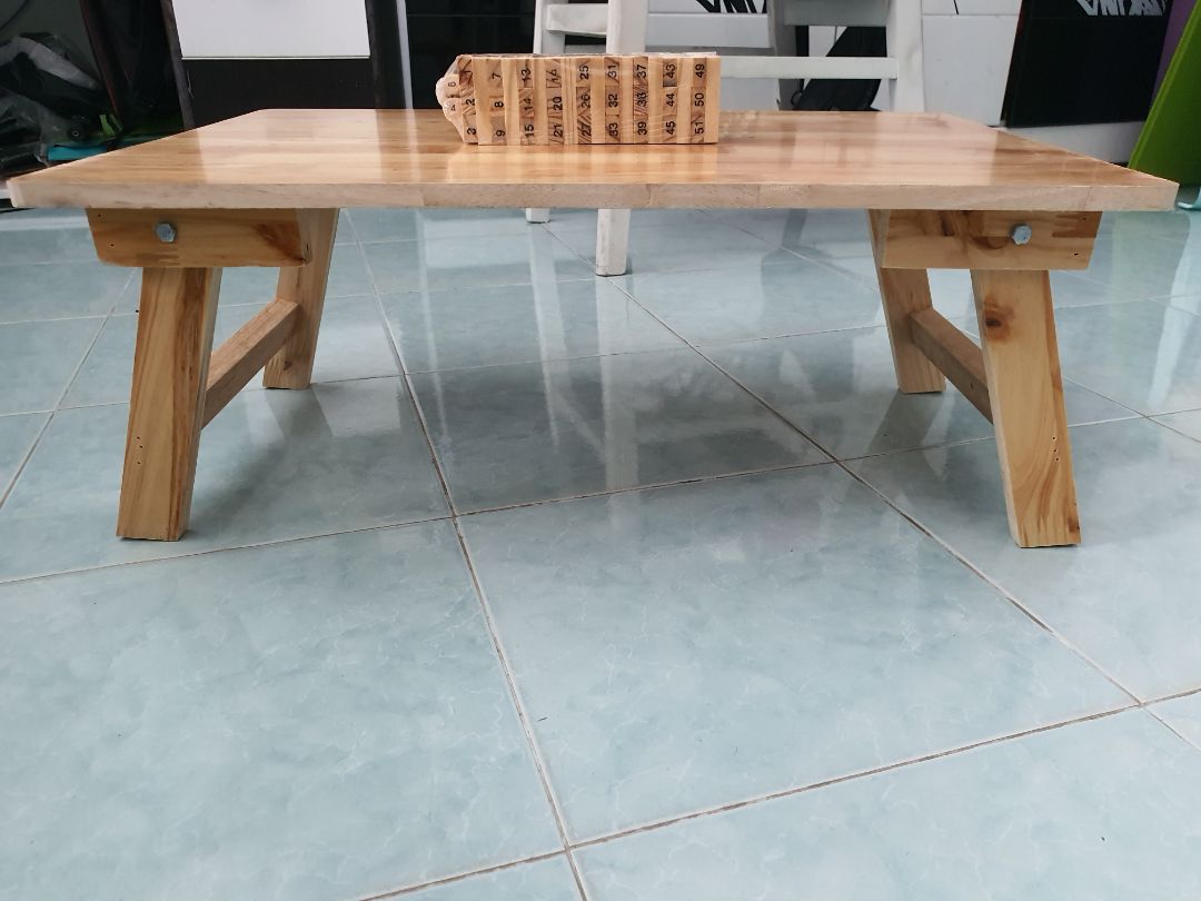 Hình thức ok, chất gỗ tạm ổn, có vẻ chắc chắn và ko bị rung lắc khi kê tay, nhìn chung hài lòng so với mức giá, vừa vặn để chuột và laptop. Mép bàn hơi thô nên mình lấy giũa móng tay cà xong là vừa đẹp.