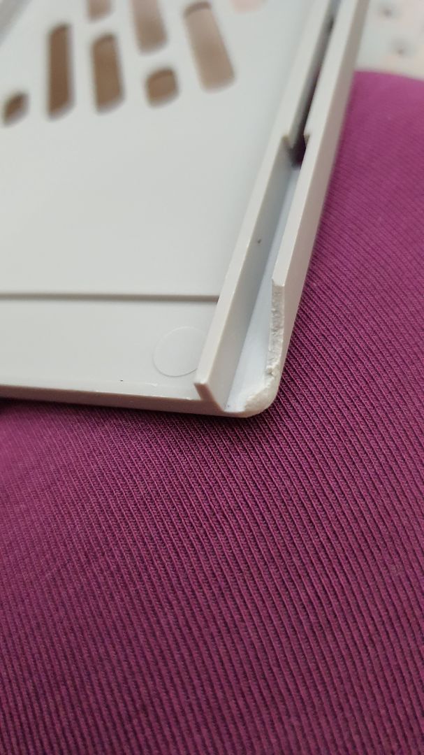 cái khay này bị bể cái góc rồi