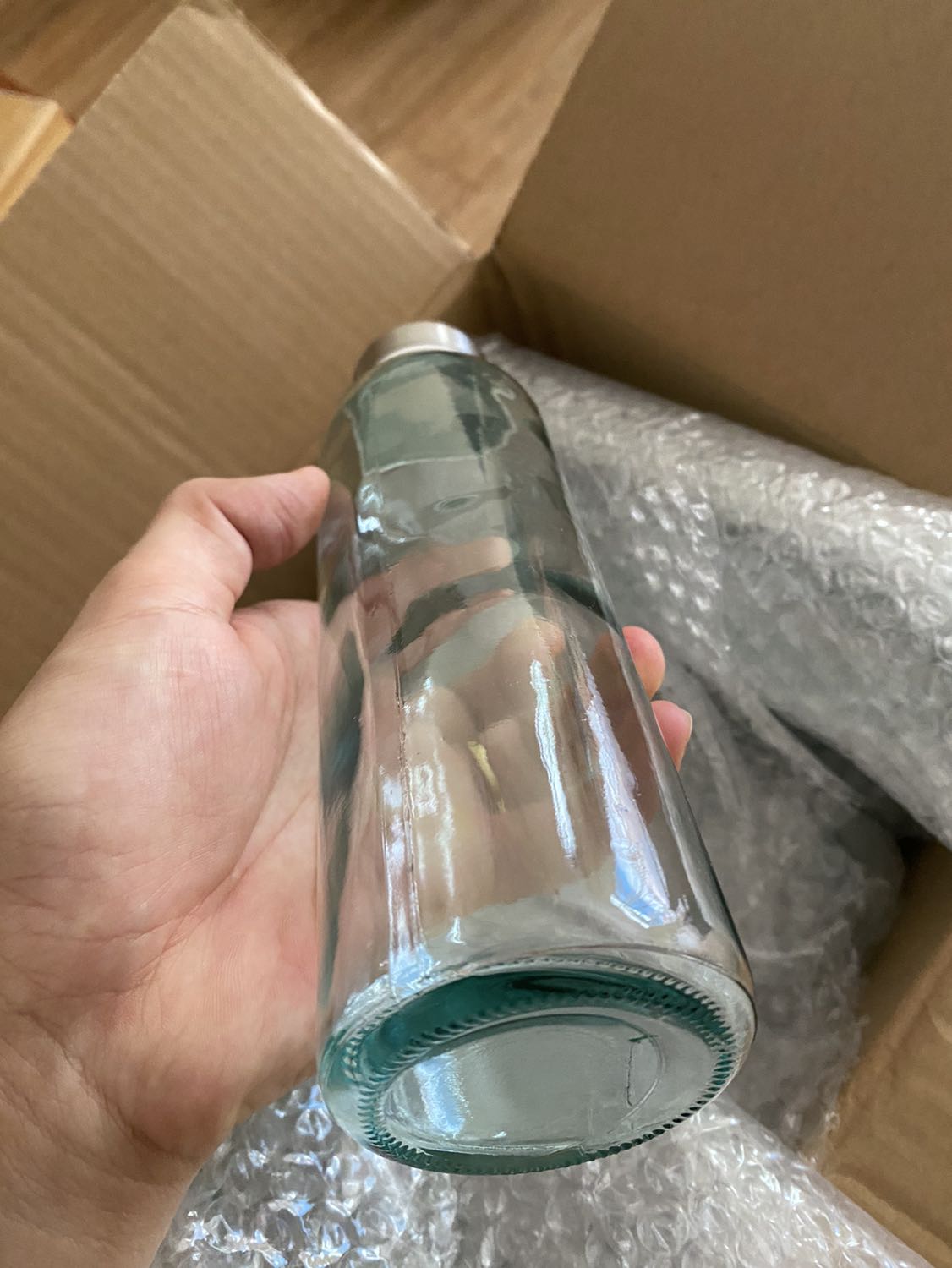 Chất lượng thuỷ tinh kém, sản phẩm thuỷ tinh trộn chắp vá thân chai thấy rõ các khúc nối thuỷ tinh