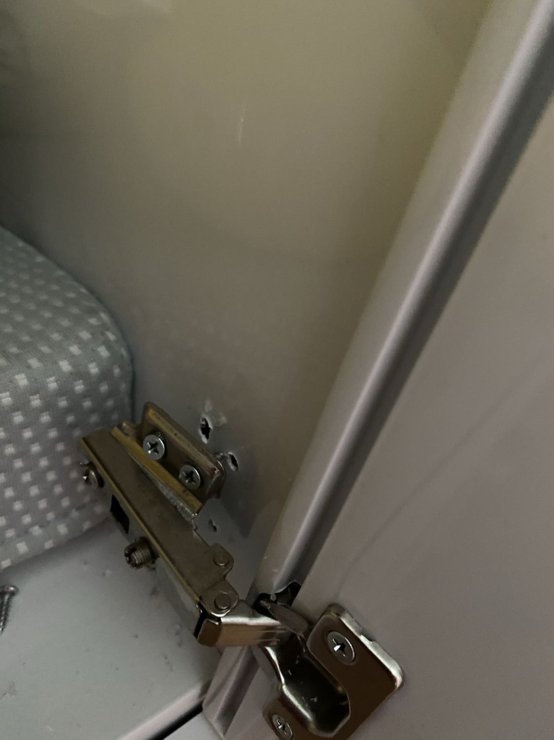 Khi giao hàng thì báo hết hàng màu mình đặt , chờ đóng , mình bảo ok chờ. Chiều dt báo có cùng kiểu mẫu nhưng khác màu. Mình ok giao. Nhưng khi nhận hàng mình chủ quan k kiểm tra. Khi xem lại thì k đúng mẫu. Tạm chấp nhận. Đến phần cánh cửa tủ thì như hình , bắt vít bị lỗi, bắt 2,3 lần làm cái bản lề của tỉ k dính. Quan trọng nữa là phần ngăn kéo bị vướng, mở cánh tủ là ngăn kéo bị kéo theo. Phản hồi shop k trả lời. Phục vụ khách tệ quá. Phần ngăn kéo quay video nhưng Tiki k cho up video. Nhựa tủ mỏng, ọp ẹp. Tiền nào của nấy.