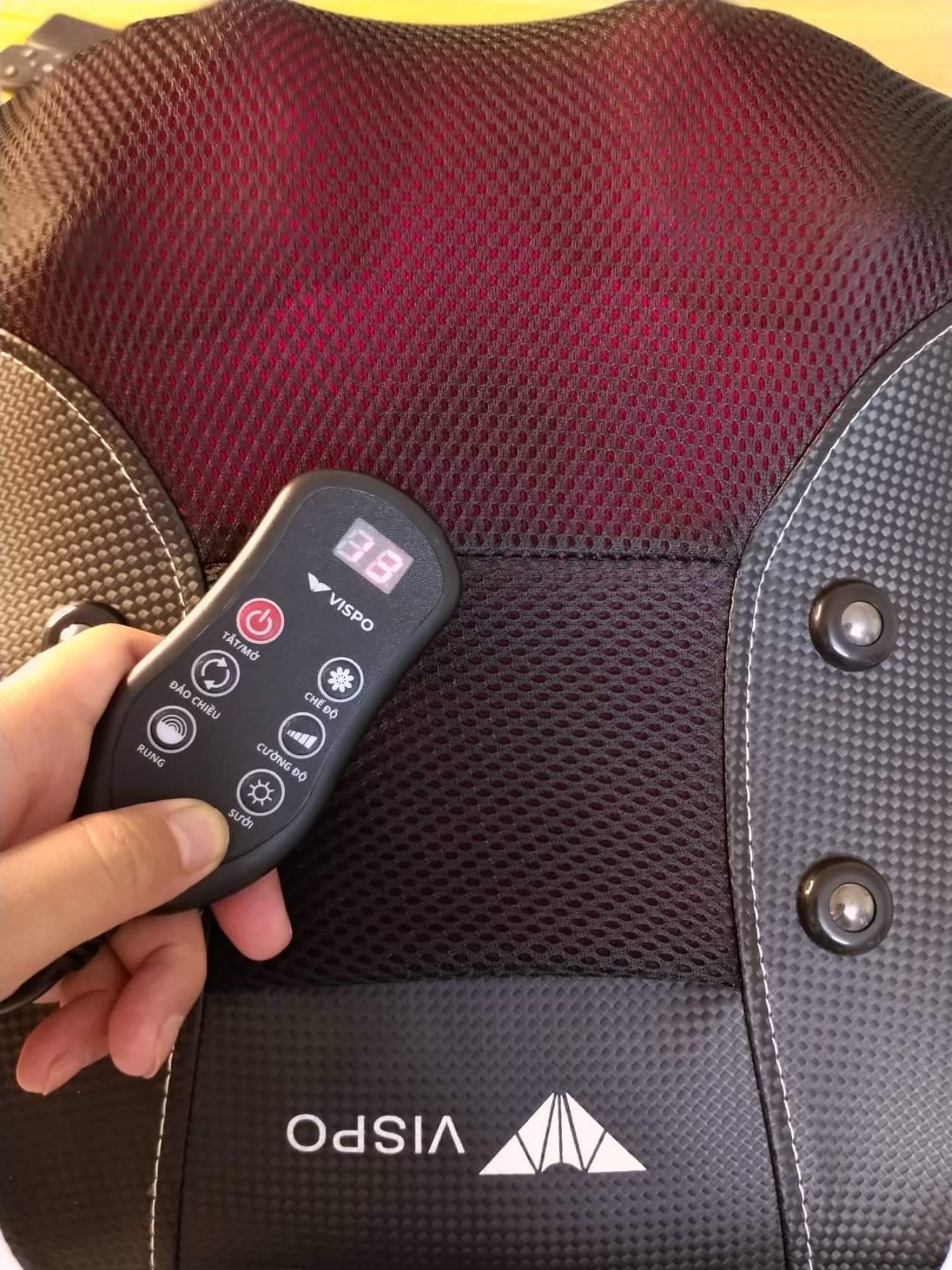 gối massage mạnh, có nhiệt ấm, gối này thêm túi khí phía sau gối nâng hạ phần bi massage sát với lưng, cổ rất hay. Có thêm tấm chắn lót trước để giảm nóng hoặc giảm lực massage cho ai nhạy cảm. Đối với mình thì rất hài lòng về sp này.