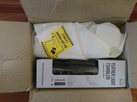 Đã mua 03 màu: đen đỏ, trắng xanh và lần này là đen xanh. Cực kỳ hài lòng với chất lượng sản phẩm. Nhân viên giao hàng chờ ko kịp, thay vì xuống xe máy đặt trước cửa thì ngồi trên yên ném hộp đồ vào cửa, móp hộp mà bình ko sao. :)