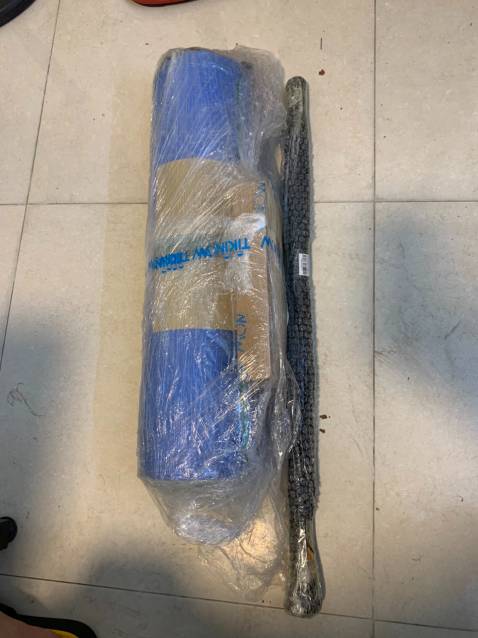 thảm to đùng luôn, dày đúng 1cm như ảnh chụp nhé... êm cực kỳ luôn,
Mình mới tập lân trc mua cải thảm mỏng nên bị đau hết đầu gối.
Thảm này thì ko đau tý nào luôn
cám ơn tiki, sẽ cố gắng ủng hộ nhiều nữa :D