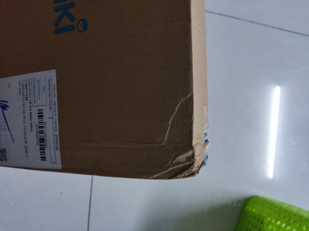 mình ko fải là 1 người khó tính nhưng lần này mình chỉ đánh giá tiki 1 sao cho vấn đề đóng gói và vận chuyển. mình mua 2 tập trước ( tập 1+ tập 3) cực kì ok. lần này mình nhận sách thất vọng vô cùng vì người đóng gói hàng và vận chuyển quá tệ. mình nói quá tệ ở đây là vì shop đóng gói ko bọc kĩ sách bằng xốp chống va đập và không ghi chú hàng dễ vỡ. bên giao hàng họ cầm hàng thấy nặng, họ cũng không biết bên trong đó là gì nên có tình trạng làm rớt hàng với 1 lực cực kì mạnh, làm cho sách bị lún 1 khúc ngay gáy sách.  mình háo hức nhận hàng, xé màng co sách ra, mở từng trang thì khi nhìn vào gáy sách nó bị lún 1 khúc như hình. mình ko thể chấp nhận được, làm mất đi giá trị quyển sách. mình mua bản đặc biệt chủ yếu là để sưu tầm vì bộ HP mình đã có đủ bộ. đề nghị tiki giải quyết đổi lại 1 quyển mới cho mình.