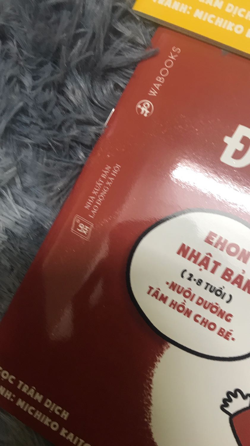 Bìa cả 4 quyển đều bị xước, ship hàng chậm nhưng thôi nội dung đáng yêu