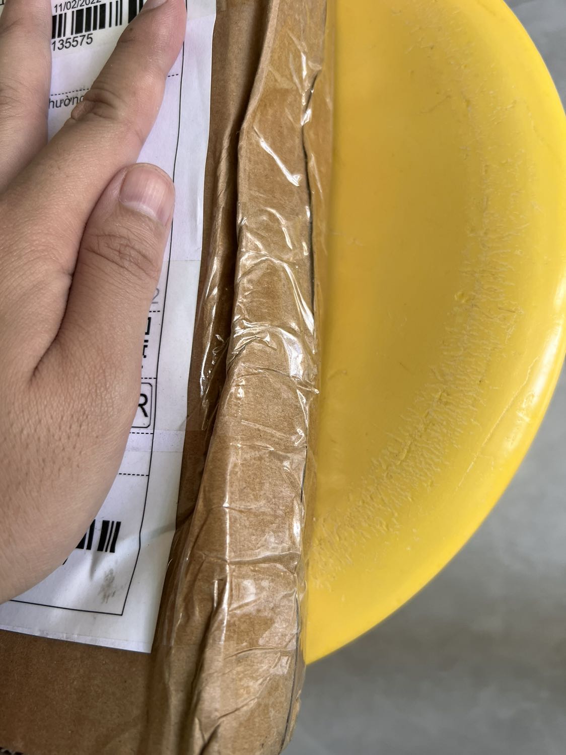 Hộp giấy móp méo rất nhiều cho thấy có sự va đập mạnh nhưng sách bên trong được đóng gói rất cẩn thận bọc 4 cạnh của sách. Mở ra thì sách có bị trầy mặt bìa và móp ở 1 cạnh thôi còn chất lượng trang giấy bên trong rất ổn. Hi vọng có thêm dịch vụ cho bao kính sách nữa là tuyệt vời