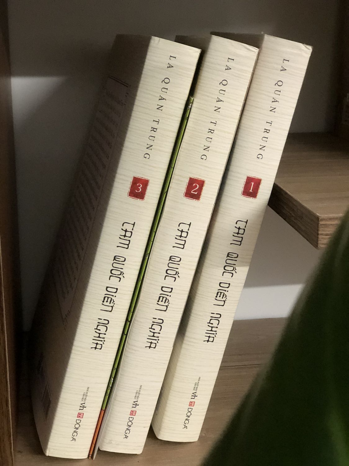 Một trong những quyển sách kinh điển không thể bỏ qua. Khi nhận hàng, sách được đóng gói kỹ, tặng kèm bản đồ. Giấy đẹp, hơi vàng chứ không quá trắng nên không mỏi mắt khi đọc. Chữ hơi nhỏ do phải gom lại trong 3 quyển sách.