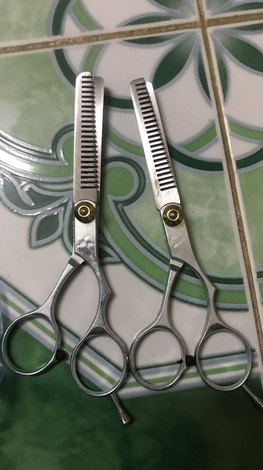 Mình đặt hàng hình 1.. và khi nhận hàng thì cho mình 2 kéo răng lược giống nhau.! Shop xem lại cách giao hàng đi