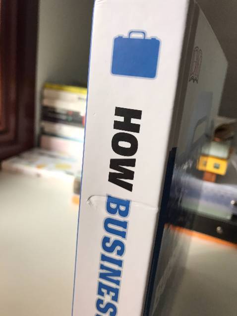 Tiki giao hàng cho mình mà họp ngoài bị rách thậm tệ luôn, nếu không nhờ cuốn này là bìa cứng thì chắc sách cũng bay màu rồi. Bìa cứng mà ngay gáy sách còn một đường sắp rách tới nơi. Nhưng bù lại, sách đẹp, trình bày thấy rất hệ thống và bắt mắt, nội dung cụ thể mình chưa đọc nên chưa biết được thế nào nữa. Được tặng móc khóa, giao hàng khá nhanh. Hy vọng Tiki có ghi chú cụ thể và đảm bảo trân trọng sách chút chứ mấy đơn rồi mình rất thất vọng khi nhận hộp gói sách luôn trong tình trạng rách nát, lủng lỗ toác ra luôn.