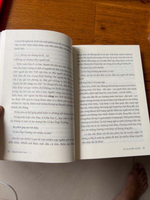 Một cuốn sách quá xuất sắc & hay cho người làm nghề viết, rất khuyên các bạn làm nghề viết tìm đọc. Sách của bác Nguyễn Đức Dân thì hay khỏi bàn rồi