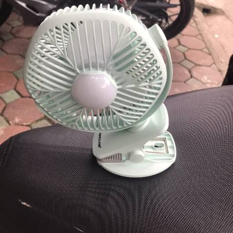 To hơn chút so với các dòng quạt mini cầm tay khác. Chạy mức 1 mát riu riu dễ chịu. Mức 3 mát lạnh luôn. Có cả đèn để bàn làm việc hợp lý.