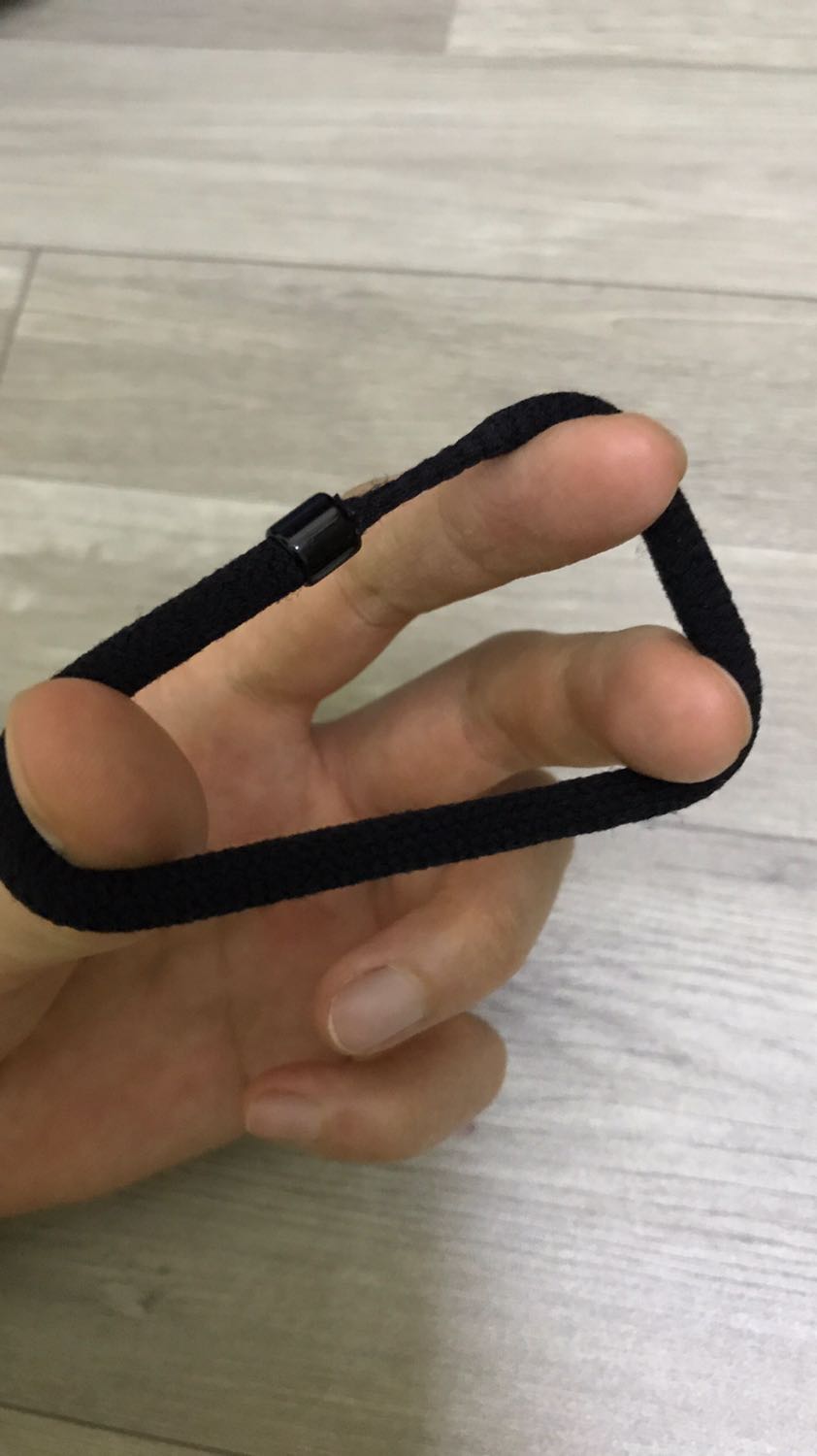 Dây buộc tóc mềm, không đau tóc NHƯNG dây dễ bị giãn. Đây là hình ảnh chiếc cột tóc mình vừa cột lần đầu (tóc mình ngắn chưa dài chấm đến vai).