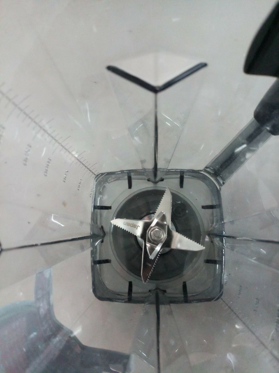 Sản phâmt nhận nhìn về ngoại quan rất ok, nhưng phần lưỡi xay lại không bén, người nhà mình lấy thịt xay thì chỉ ra dăm thịt nhìn không khác gì lúc cho phẩn thịt đã cắt vào là mấy, công suất xay lớn nhưng lại không xay bằng máy xay công suất chưa được 500W chỉ vì lưỡi xay bị cùn, không bén ;(((
Nhận hàng rất nhanh dù địa chỉ nhận ở tỉnh