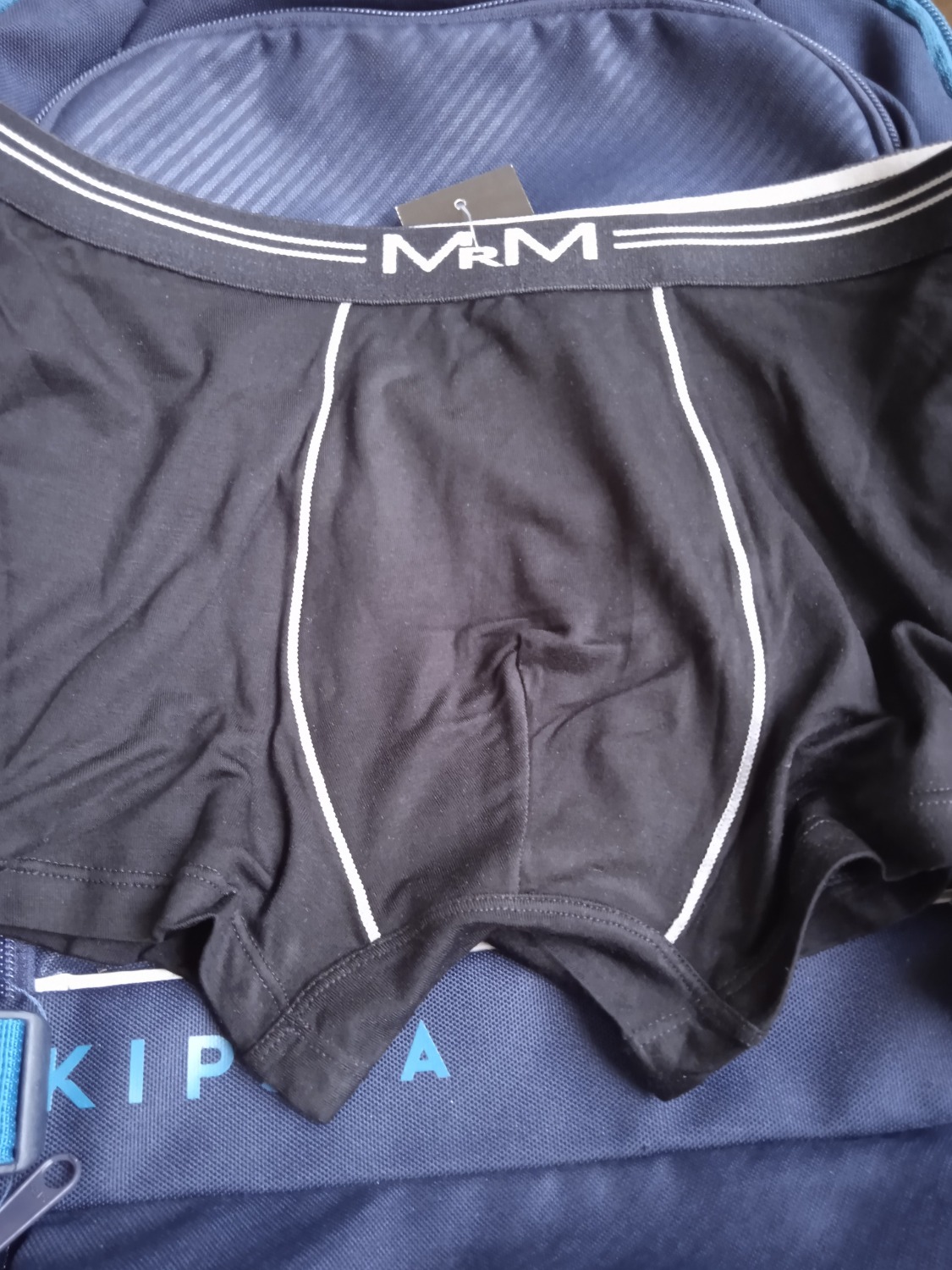 Trải nghiệm ban đầu cực kì tốt.
Đặt hàng tiki 2h giao nhanh, hộp tiki đóng gói đẹp cực kì cẩn thận, bên trong hộp tiki là hộp 4 quần của shop, thông tin chi tiết logo thương hiệu sp,địa chỉ web đầy đủ chi tiết.
Sp giao đúng 4 màu, 4 size, Sp như mô tả.
Quần chính hãng,tiền nào của nấy, chất lượng tốt giá tiền chưa đến 70k/chiếc theo set 4 quần, thậm chí rẻ hơn cả ngoài shop offline mà chất lượng còn tốt hơn.
Vải Bamboo sờ rất mềm mịn, mát ,co giãn thoải mái nhưng độ bền thì chưa biết.
mặc 1 thời gian xem có bị bai zão không. 
Cảm quan ban đầu thấy đáng tiền, chấp nhận được....