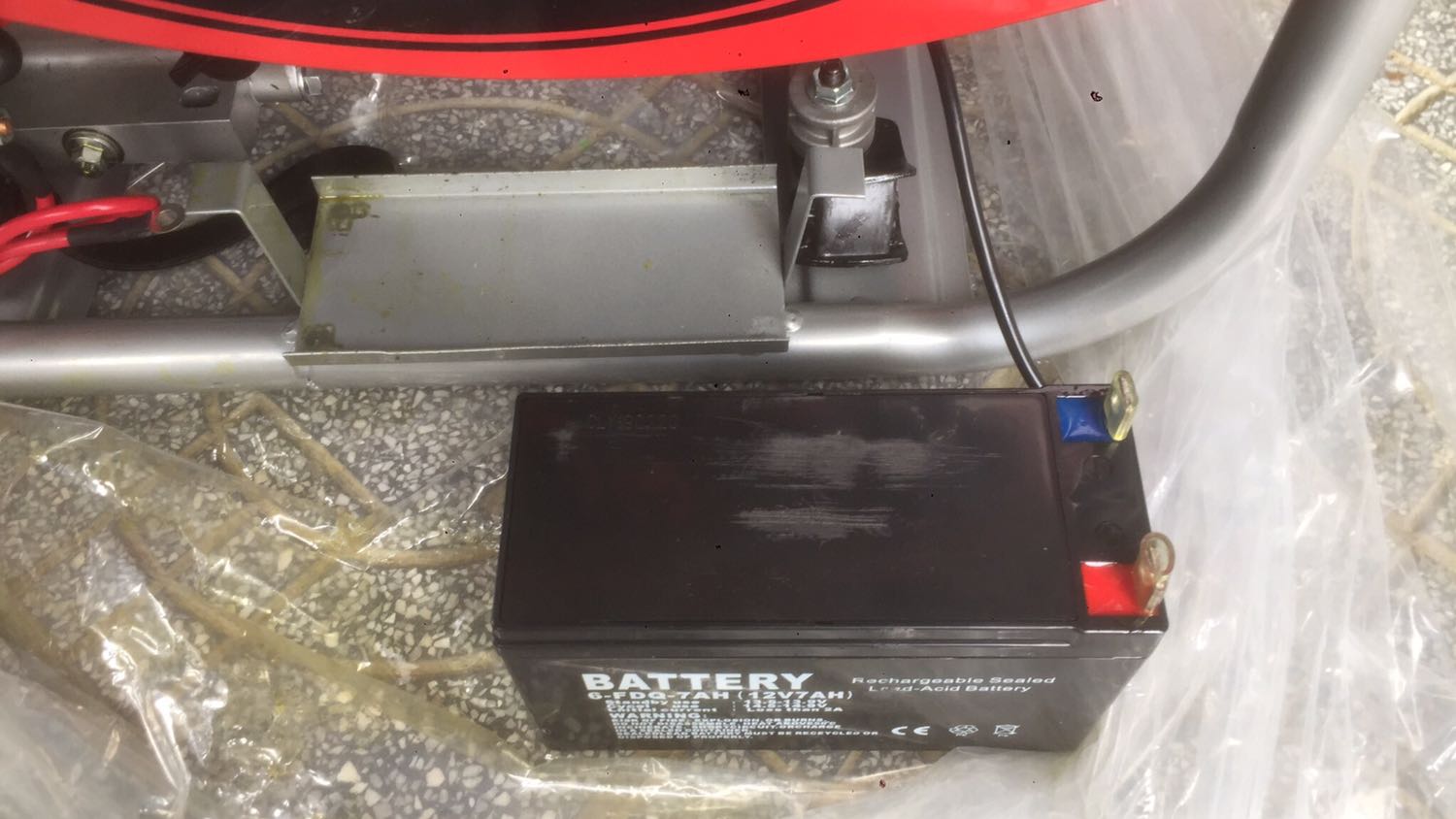 - Cho sản phẩm 4 sao, chất lượng so với giá tiền tương xứng.
- Riêng vận chuyển thì quá tệ, chắc để thùng ngược cho nên chảy hết nhớt ra ngoài. Dù biết thiên tai nhưng coi như cũng quá chậm (vì đã hết lũ lụt tại nơi cần đến) mất khoảng 4 ngày mới từ Đà Nẵng đến Huế. 
Hy vọng lần tới Tiki có thay đổi đối tác vận chuyển cho tốt hơn. Chứ đây là lần đầu mình gặp vấn đề vận chuyển chậm.