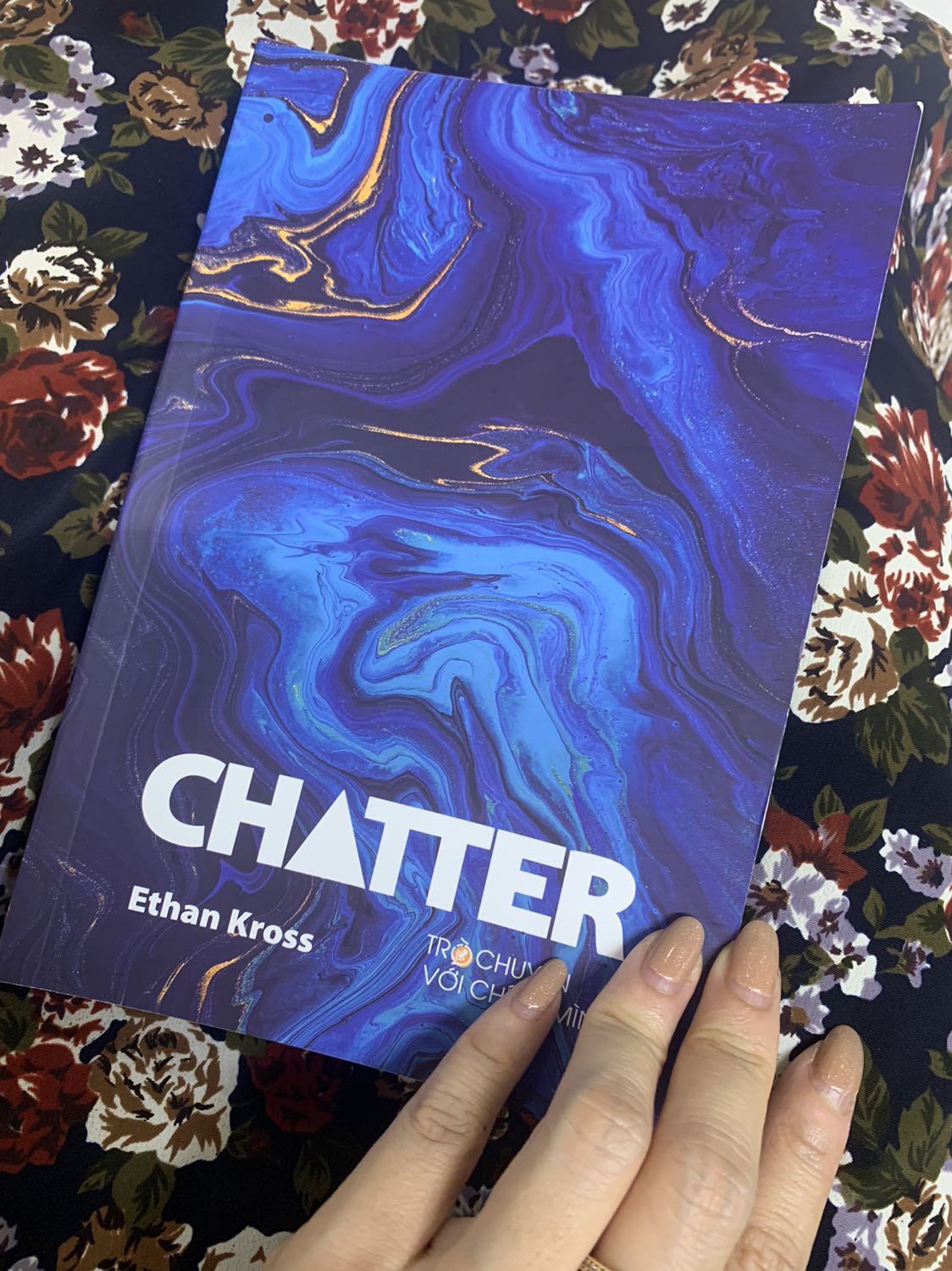 Sách tâm lý nhưng đọc rất dễ hiểu. Phân tích cách tự nhiên con người hay đắm mình vào suy nghĩ tiêu cực luẩn quẩn, rồi tự nhiên chia sẻ cảm xúc với ng ngoài và tưởng rằng sẽ cảm thấy tốt hơn. Nhưng thực ra đó chỉ là cách xử lý về mặt tình cảm chứ ko thực sự gq về vấn đề. Đôi khi việc nhắc lại trải nghiệm đau buồn còn khiến bạn thêm luẩn quẩn tiêu cực hơn. 
Sách đưa ra cách xử lý hiện tượng này là “self distance”- tạo khoảng cách tâm lý để nhìn vđ tổng quan hơn.