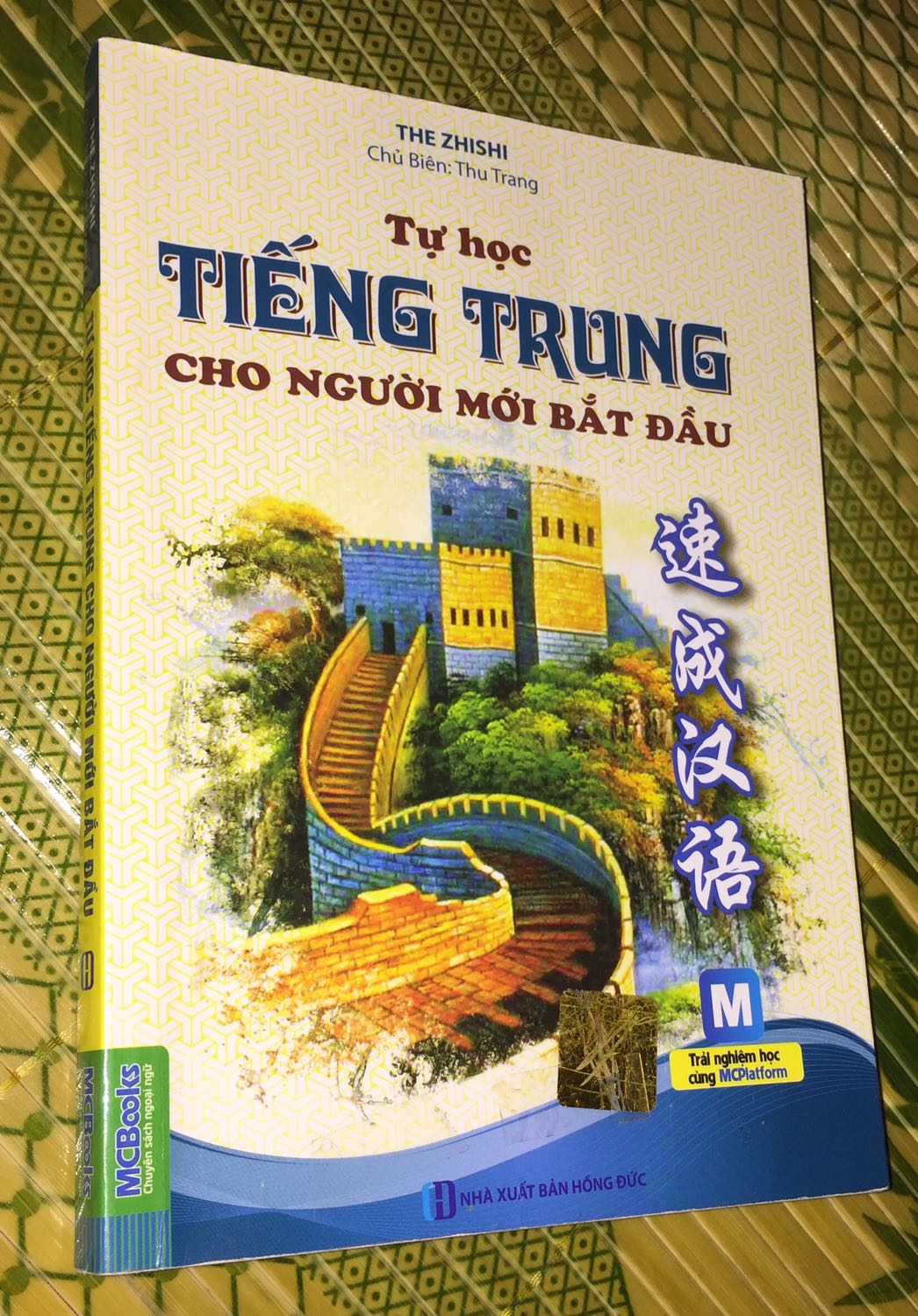 ship nhanh, bìa sách cứng cáp sạch đẹp- đây là toàn bộ ưu điểm
Nhược điểm:
- Cách phát âm ở sách sai lung tung lên hết
- App dùng để học thật sự không học nổi, giọng đọc rất khó nghe, mỗi một bài cứ đọc ầm ầm đi không ngắt nghỉ gì cả