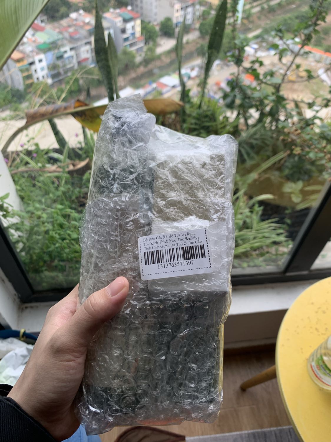 Đóng gói chuyên nghiệp, cẩn thận. Sản phẩm có tem chính hãng. Giao hàng sớm hơn hẹn. Rất hài lòng !