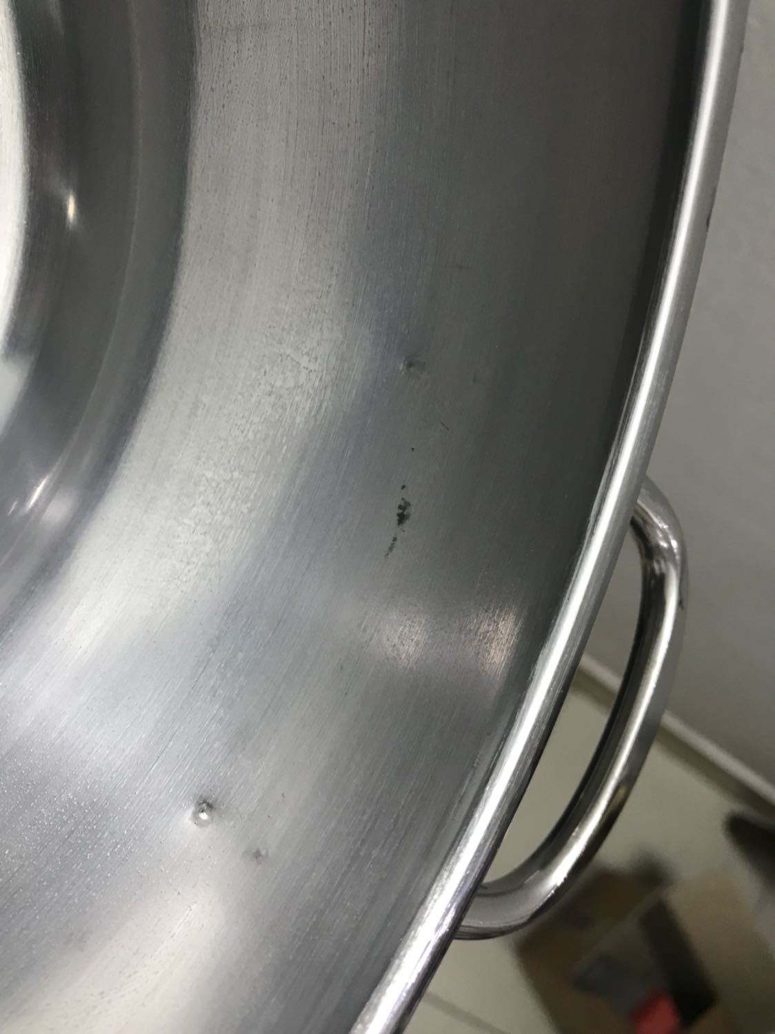 Mình vừa mua hàng giao nhanh chiều nay, 1 nồi có vết rỉ nhỏ thôi nhưng không biết dùng lâu có bị loang ra không. Mình đã rửa thử xem có đi không nhưng ko tài nào tẩy được. Mình có thể tiếp tục dùng thử nhưng trên giấy bảo hành ko ghi nội dung gì, sau nồi bị loang rỉ thì mình có được đổi nồi hay gì không. Tiki xem xét và xử lý giúp. Xin cảm ơn!