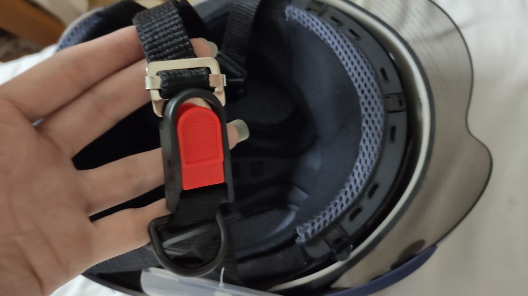 Mình mới nhận mũ, cảm nhận đầu tiên là hài lòng. Mình đeo kính cận nhưng vẫn kéo được kính râm bên trong xuống không bị vướng (có thể do kính cận mình nhỏ). Kính râm trong đi nắng tốt bớt chói mắt, lót mũ có thể tháo được. Trọng lượng mũ cân được 850g giống quảng cáo không hiểu sao trên tem lại ghi là 511g. Mình không thích kiểu khóa của mũ lắm, giá mà là khóa giật giống các loại mũ đời mới thì hay hơn. Tổng thể thì vẫn cho 5*