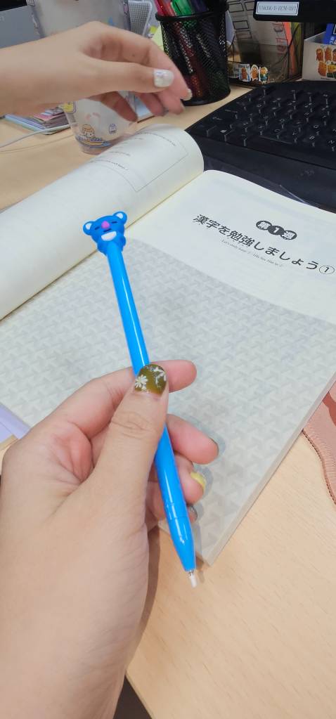 Sách trình bày dễ hiểu, dễ học, sinh động. Được tặng một cái bút bi nước cute