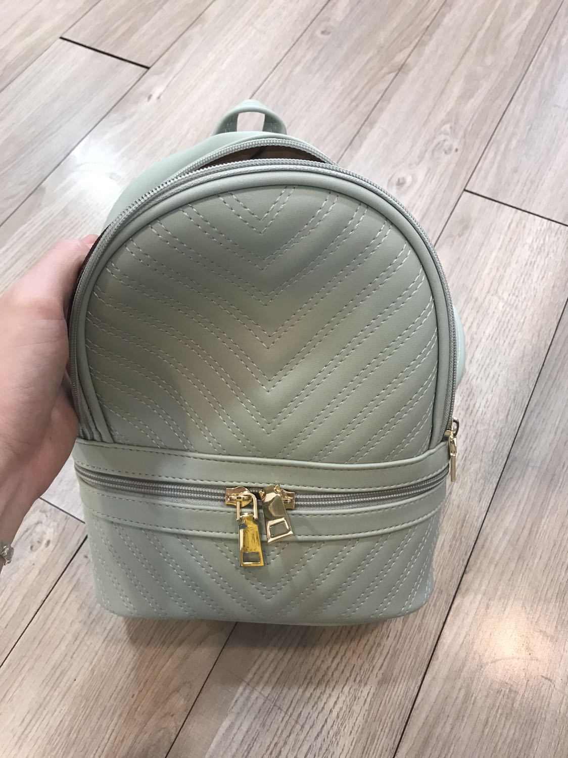 balo nhỏ gọn xinh xắn , đựng được nhiều đồ dùng cá nhân , 
sẽ luôn ủng hộ ạ