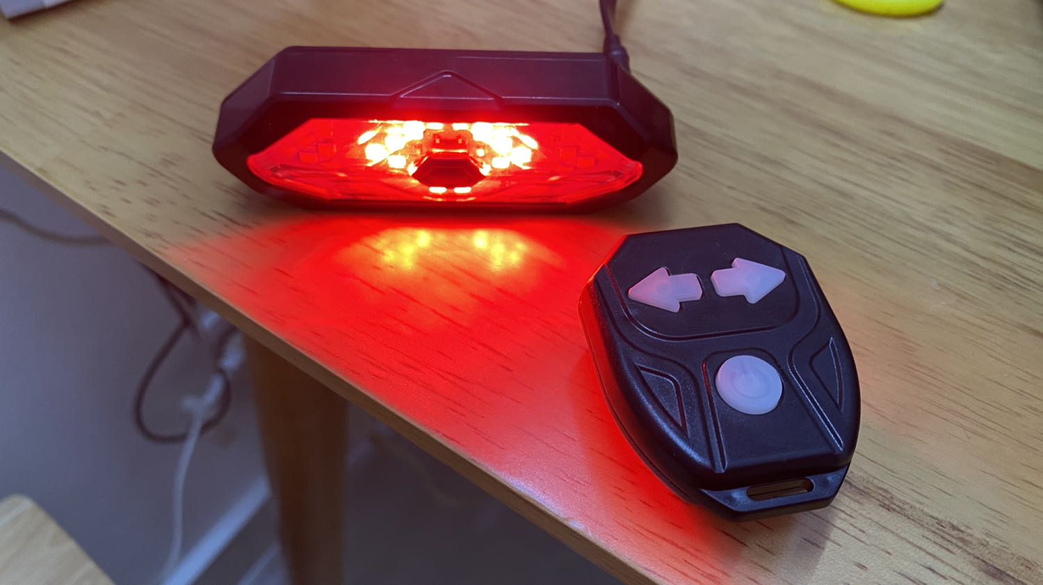 Giao hành đúng dự kiến. Sản phẩm đẹp, đúng với hình ảnh được đăng và mô tả. Shop tương tác nhanh, hỗ trợ hướng dẫn kết nối và sử dụng cách dễ dàng. Nếu được, nên thêm 1 tờ giấy nhỏ để hướng dẫn kết nối đèn với remote lần đầu, sẽ tốt hơn.
Hy vọng sử dụng chất lượng ổn.