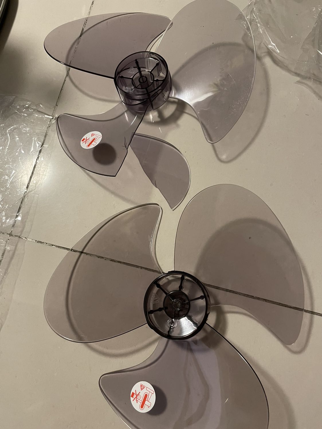 Mua hàng trên tiki mà phát sinh lỗi sản phẩm thì thôi, đợi tiki đổi trả mất rất nhiều ngày, nhà bán hàng này đóng gói ẩu, quạt này ko có thùng, nên lấy thùng giấy của quạt to hơn, trong thùng lỏng lẻo làm ép bể cánh quạt, đóng gói sản phẩm của mh bán mà ko có tâm chuý nào, đt tiki đợi cả tuần chưa đến thu đổi, tự đi ra ngoài mua 25k thay. Mua hàng trên tiki mà phát sinh lỗi sản phẩm thì thôi, đợi tiki đổi trả mất rất nhiều ngày, nhà bán hàng này đóng gói ẩu, quạt này ko có thùng, nên lấy thùng giấy của quạt to hơn, trong thùng lỏng lẻo làm ép bể cánh quạt, đóng gói sản phẩm của mh bán mà ko có tâm chuý nào, đt tiki đợi cả tuần chưa đến thu đổi, tự đi ra ngoài mua 25k thay.