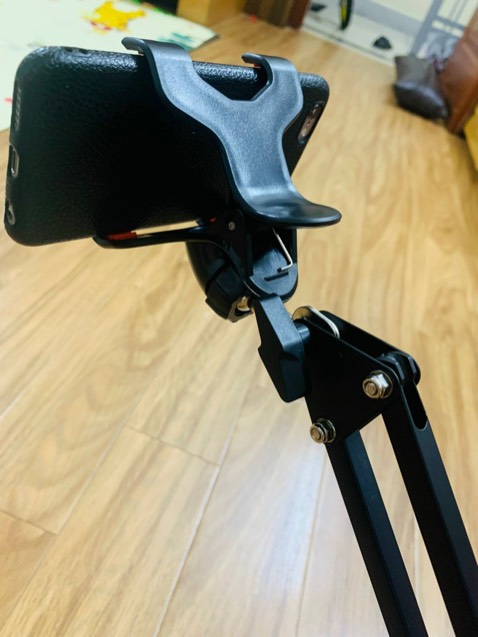 Giá đỡ khung kim loại chắc chắn, độ vươn như mô tả, thậm chí hơn 60cm. Tuỳ chỉnh được cao thấp và xoay nhiều hướng. Dùng tiện.