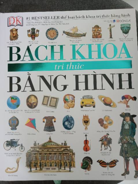 Ở bên ngoài vỏ hộp mình thấy có ghi là 3.7kg. Sách có kích thước 25x30cm, thiết kế bìa cứng rất chắc chắn và có dây đánh dấu trang. Giấy là loại giấy trơn, sờ khá mượt có điều mùi hơi nồng, có thể là mùi giấy hoặc mực. Mong là để một thời gian thì sẽ bớt mùi hơn.