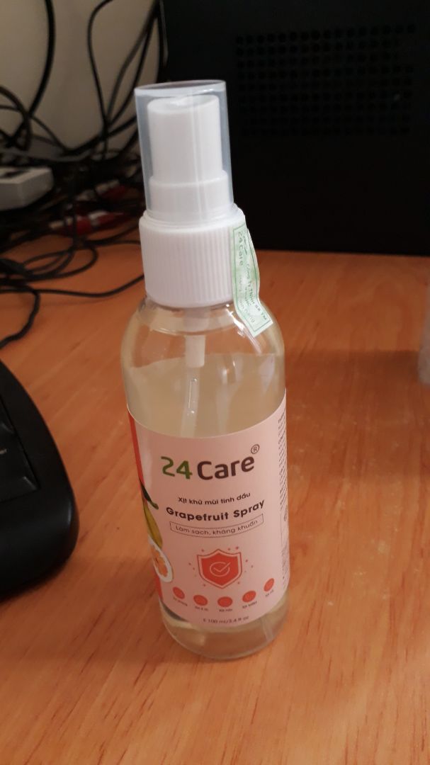 Bên shop có rất nhiều loại xịt tinh dầu, vô tha hồ chọn, mỗi tội đau ví quá. thấy xịt tinh dầu này rất hay, mình ko có máy xông nhưng rất thích ngửi mùi tinh dầu nên mấy chai này rất đúng đúng ý mình, tiện, muốn thơm thơm xịt phát là xong.