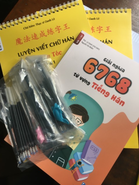 Sản phẩm đúng mô tả
Nội dung dễ nắm bắt
Bút thần kỳ cũng ok lắm nha. 
P/s : quyển giải nghĩa 6768 từ vựng Tiếng Hán có mp3 hok shop ??