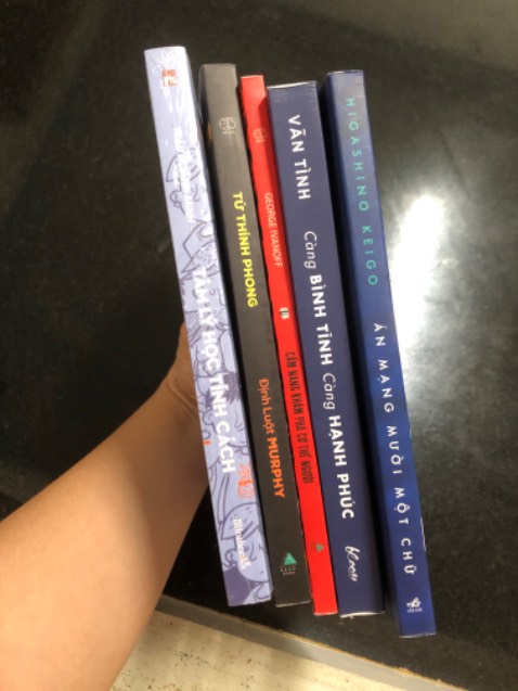 Có một số vết bẩn ở trong bìa nhưng cũng không ảnh hưởng lắm 
Sách không bị méo mó, giao hàng nhanh 
Giọng văn của bác Higashino Keigo rất cuốn luôn í, mình đã bị cuốn từ tác phẩm Điều kì diệu ở tiệm tạp hóa Namiya