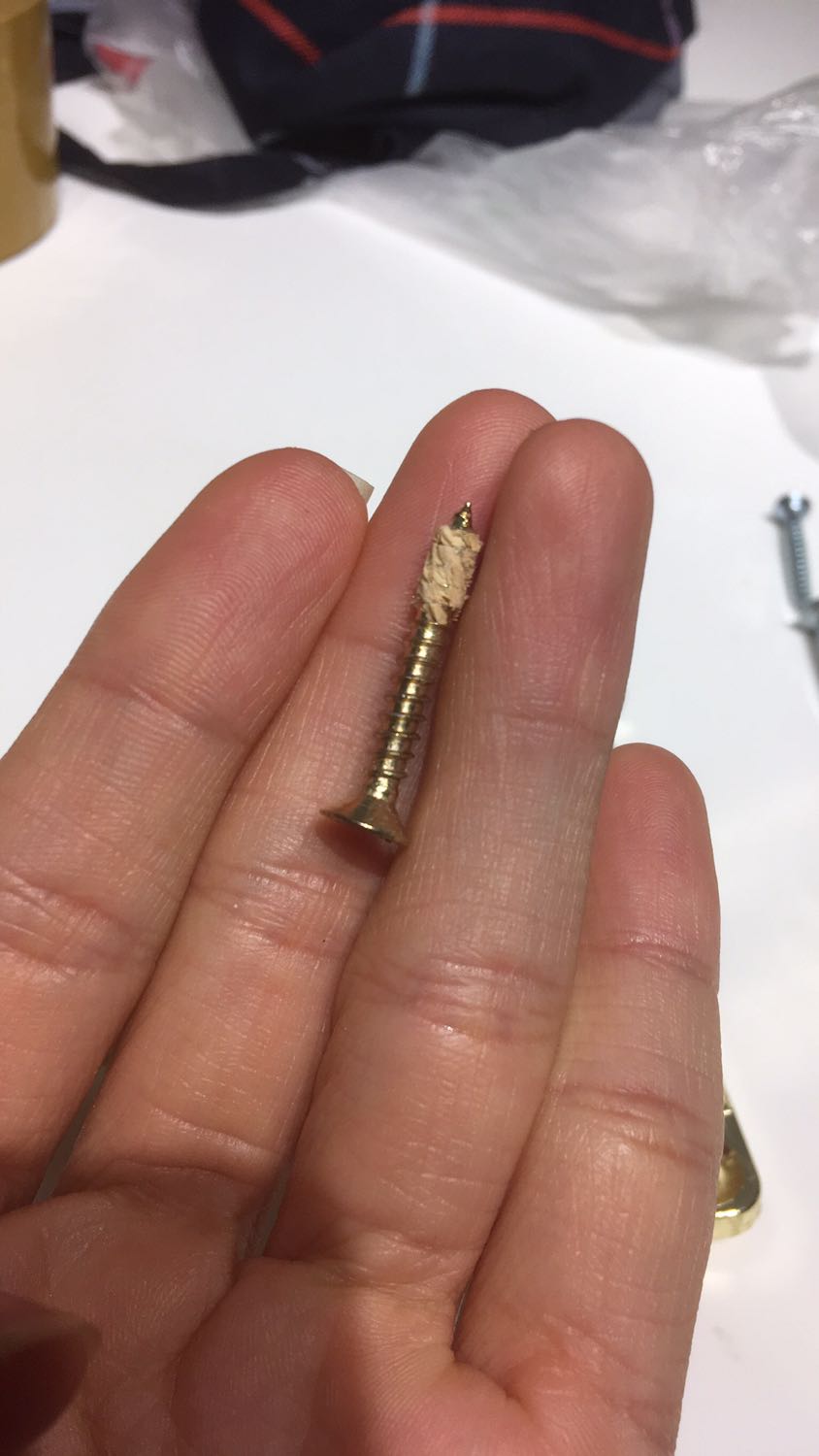 Nhà cửa mới tinh mà vừa lắp cái chốt này vào hư banh chành hết. Mũ của đinh vít vừa dùng tua vít vặn được giữa đường là mũ vít mất hết gờ, vô k vô được, ra không ra được. Nghĩ lại quá hối hận mua cái khoá Việt tiệp 40k xài chắc chắn hơn ba cái thứ giả dối này, giờ phải chờ thay nguyên cái khung cửa nhà chung cư mới nhận, cái chốt bỏ k tiếc mà hư cái cửa nghĩ nó bực gì đâu, năm mới bán hàng có tâm chút pls. Mời tiki thâu lại giùm, không dám mua tiki nữa luôn.