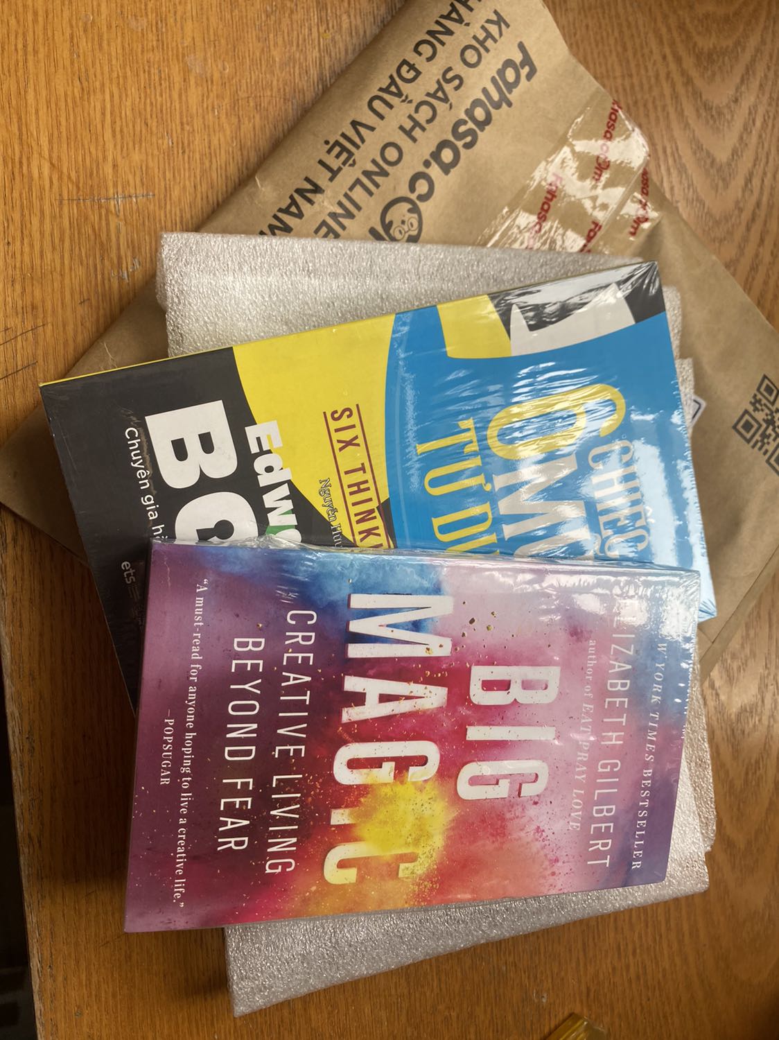 Mình đã từng lướt qua và đọc thử quyển sách này ở nhà sách, thế nhưng lúc đó mình lại chần chừ chưa quyết định mua. Hôm nay khi đang suy nghĩ về các phương pháp và cách thức mới giúp cho công việc hiệu quả, mình mới nhớ đến quyển sách này. Theo mình quyển sách sẽ phù hợp là nguồn tham khảo giúp bạn trong việc đưa ra quyết định khi bàn luận và làm việc nhóm, bất kể cho việc học tập, công việc hay giao tiếp thường ngày. 

Sách được giao đến với đóng gói kỹ lưỡng, có bọc mút chống va đạp và không bị hư hỏng sứt mẻ chút nào. Mình cảm thấy rất vui!