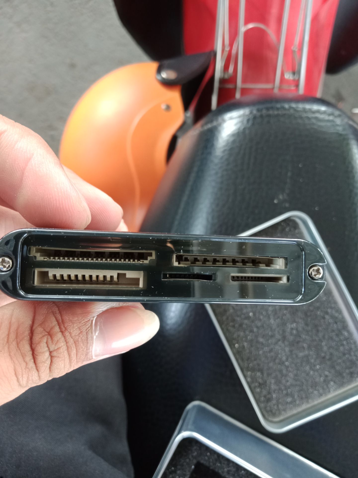 đầu đọc thẻ được bỏ vào hộp chống sốc khá chắc chắn, có các loại thẻ, nhưng cáp kết nối lại là đồ cổ lỡ lm mất thì hơi mệt .