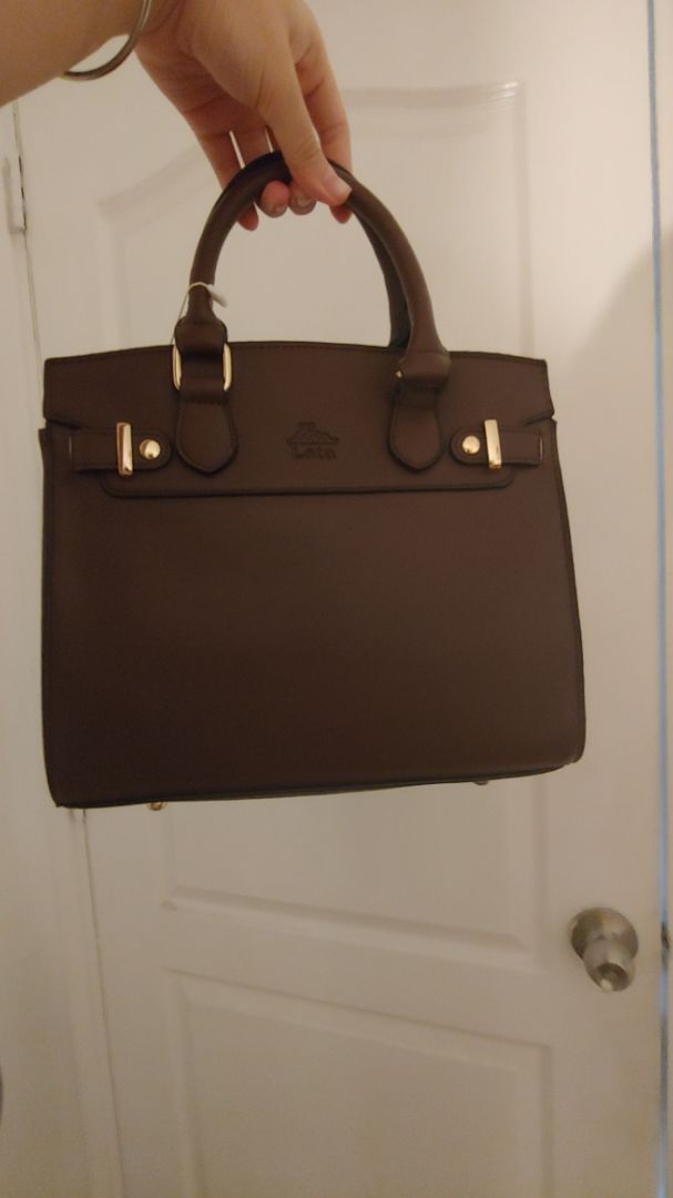 đóng gói okie, nilong bọc túi có hơi nhào và cũ, được quà tặng kèm. Túi có kèm dây đeo, túi cầm chắc tay, chất ra rất ổn.