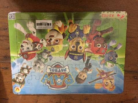 Giao hàng tốc độ ánh sáng, vừa đặt là ngày hôm sau nhận liền (mình ở tỉnh nên thường chờ cả tuần ấy). Tranh bự hơn mình tưởng nhiều ấy, khá nặng nhé. Mình tặng cháu nên chưa gỡ ra xem thử, nhưng thấy miếng ghép có vẻ dày dặn, hi vọng lúc tháo ra đỡ bị rách như loại miếng ghép mỏng.