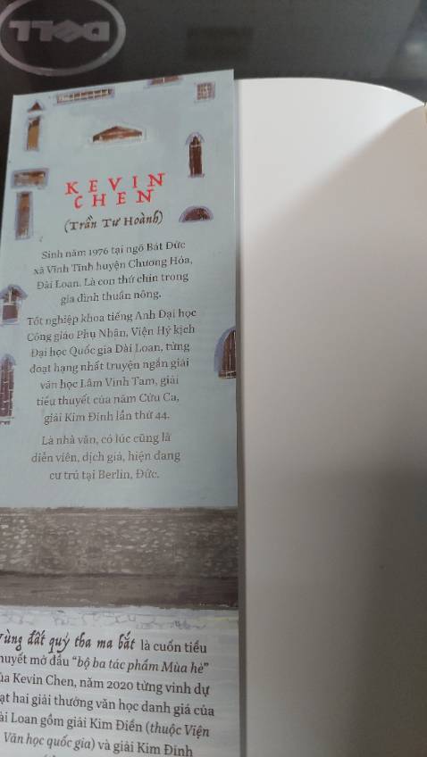 Trong tín ngưỡng dân gian nhiều nước châu Á, ngày rằm tháng 7 âm lịch vừa là ngày lễ Vu lan báo hiếu cũng là ngày tết Trung nguyên, khi mà Diêm Vương mở Quỷ môn Quan, thả các vong hồn tự do có dịp trở về dương thế. Mượn sự tích ngày lễ xá tội vong nhân với ý nghĩa một dịp đặc biệt để kết nối giữa người sống và người đã khuất, thể hiện lòng hiếu thảo từ bi và sẻ chia trong cộng đồng, Kevin Chen kể câu chuyện gia đình họ Trần ở một vùng quê nghèo miền trung đảo Đài Loan, câu chuyện là sự đan xen kết nối giữa những mảnh ký ức rời rạc với thực tại của cả người sống lẫn người đã chết khắc họa chân thực đến mức phũ phàng và bạo liệt bức tranh nông thôn Đài Loan phong kiến, lạc hậu cùng những thân phận con người nơi đây. 
Phong cách viết bình dân, ngôn ngữ và lời văn dễ đọc, dễ hiểu cùng những nét tương đồng cả về tự nhiên và văn hóa khiến câu chuyện trở nên hết sức gần gũi thân thuộc như xảy ra tại chính mỗi gia đình, lối xóm làng quê Việt Nam. Yếu tố kỳ ảo, giả tưởng, một chút hài hước cùng những bí mật gia đình được vén mở khiến câu chuyện dù cơ bản là buồn nhưng không bi lụy mà gợi mở thêm nhiều điều tốt đẹp.