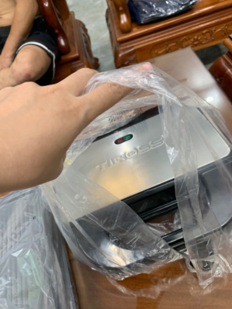 Xịn lắm nha mn
Hài lòng về đóng gói, rất cẩn thận, kĩ càng
Bao bì hộp đựng rất mới, hàng mới, ko có dấu hiệu đã qua sử dụng
Máy mới tinh, khay chống dính bóng láng
Mình đã từng đặt bên *** nhưng nhận về hàng bể vỡ, đã qua sử dụng rất thất vọng và chuyển qua đặt tiki. 
Nên mua nha mn ☺️