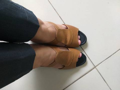 Giày ôm vừa khít chân, da mềm. Sản phẩm được đóng gói cẩn thận khi giao.