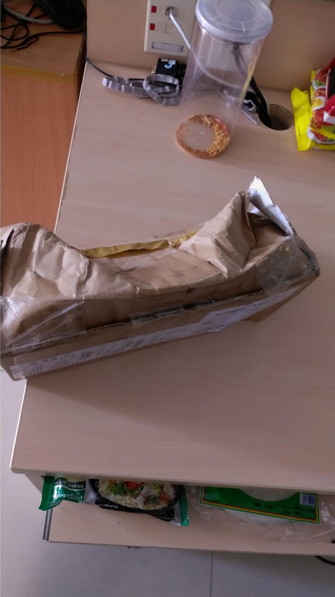 Bánh giao đến bị đè nát, lại còn hết hạn, nhắn tin shop chỉ biết xin lỗi, gửi yêu cầu đổi hàng đã chấp nhận nhưng mãi k thấy đến nhận hàng, giao hàng hơn 1 tháng nên đổi hàng cũng phải đợi hơn 1 tháng?