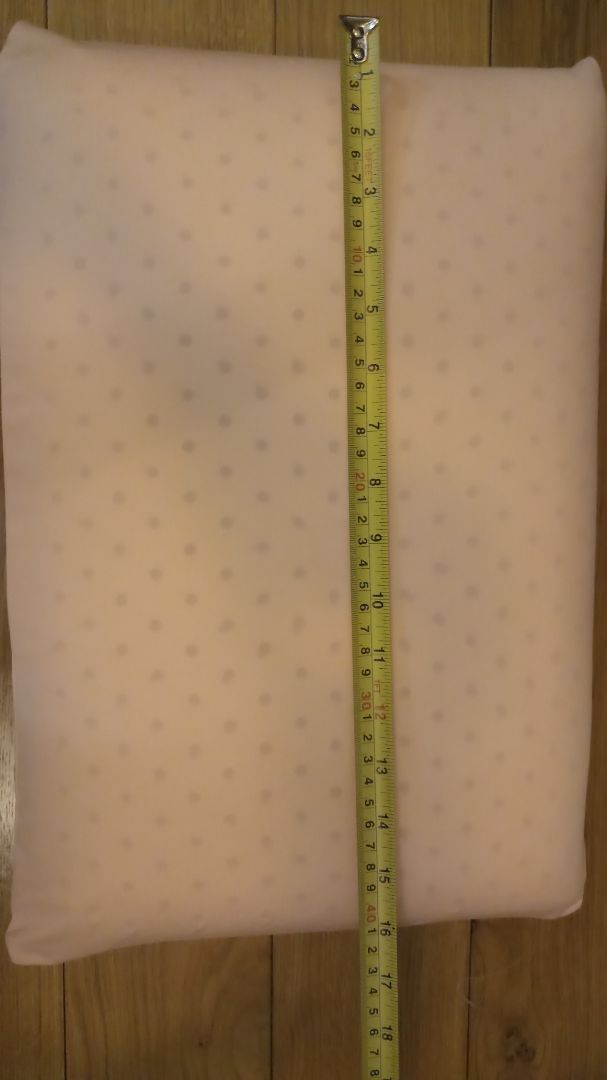 Xem kích thước gối 35 x 50 cm nên quyết định mua vì to ngang cái đang dùng ở nhà. ai dè nhận hàng y gối em bé. Chủ quan cũng không đo lại. Hôm nay vô đọc comment mới biết kích thước nhỏ hơn thực tế gần chục cm mỗi bên. Về nhà đo lại thì đúng là như vậy. Quan trọng là đã có người phản ánh nhưng Tiki vẫn không chỉnh lại kích thước để nhiều người mua bị ***. Quá thất vọng.