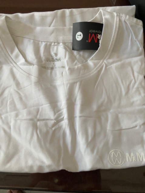 Vải dày dặn, mặc mát thấm hút mồ hôi, phom dáng đẹp trẻ trung, gọn gàng.Tiki giao hàng nhanh. Tuyệt vời. 
Sẽ mua lại khi có nhu cầu.