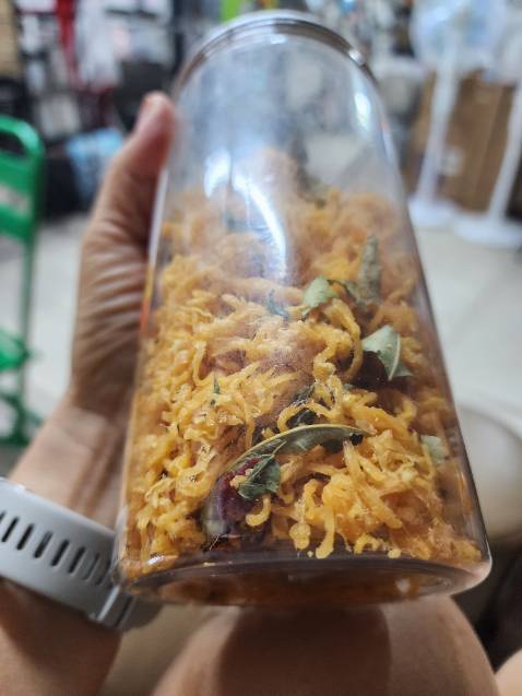 Sản phẩm không có địa chỉ sản xuất rõ ràng , không hạn sử dụng, mở hộp có mùi rất tệ.cần trả hàng