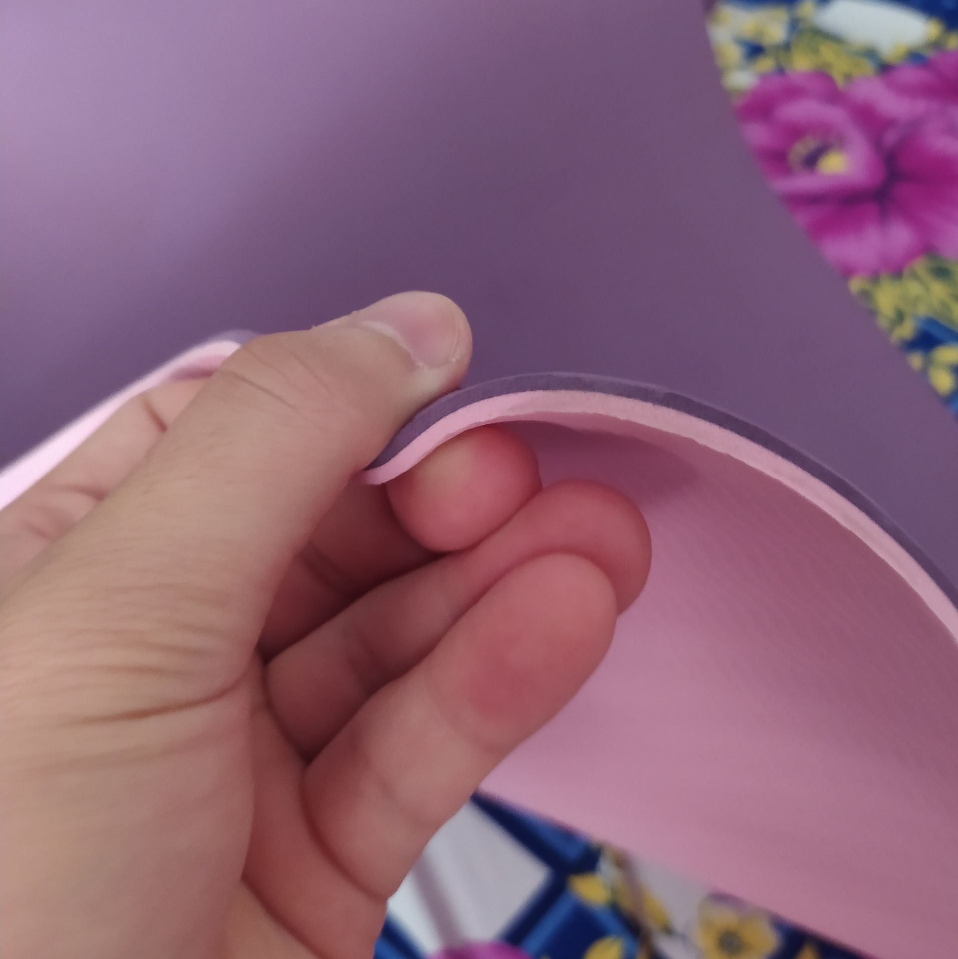 đóng gói kỹ, đẹp mắt.
chất lượng mặt thảm ở mức trung bình, nếu là người không chuyên tập những bài cơ bản thì tương đối ổn.
chiều dài thảm dư dả cho 1 người dài 1m8 như mình tập.
rất đáng tiền