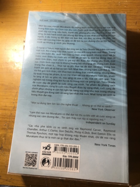 Sách giao nhanh, shipper dễ thương. Sách ko bị móp méo gì cả mặc dù ko được bọc chống sốc😓 sách này mình mua thứ nhất vì mình đọc xong cuốn Kafka bên bờ biển thấy rất thích nên quyết định mua cuốn này, thứ hai là vì nó dày( mình thích đọc mấy cuốn sachd dày, đọc như đắm chìm trong câu chuyện í) Mong shop lần sau bọc sách nên có lớp chống sốc bên ngoài để bảo đảm trong quá trình vận chuyển nhé! Chúc shop mua may bán đắt ạ!